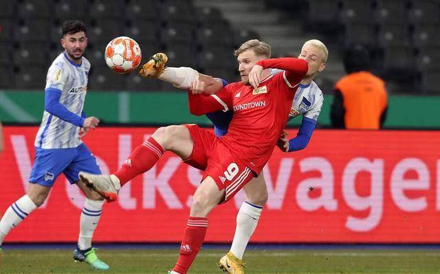 巴塞罗那瞄准劳塔罗·马丁内斯：转会市场的新动向（巴塞罗那锁定劳塔罗·马丁内斯，转会市场掀新波澜）