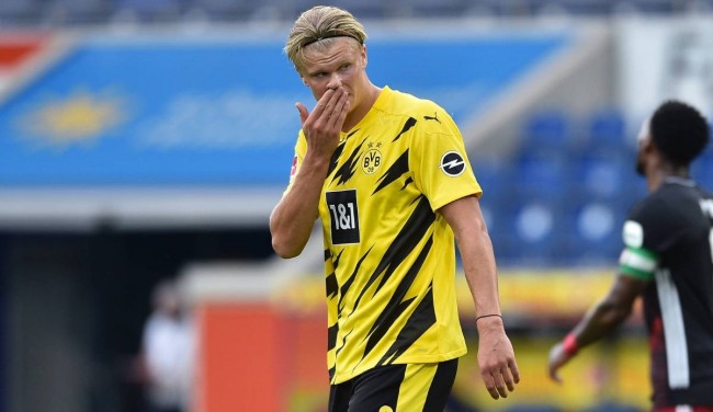 梅西路过回家，重返巴萨诺坎普球场。1800w点赞。（梅西重返巴萨诺坎普，如归故里，点赞突破1800万）