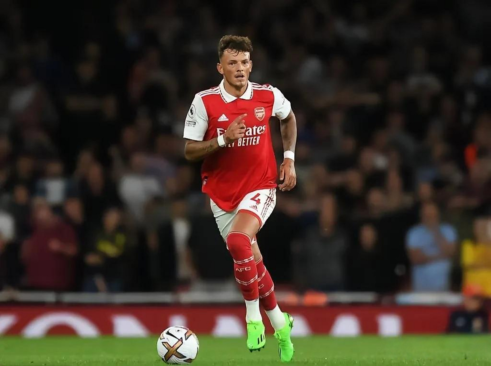 球迷在训练基地拉横幅支持阿隆索：我们爱你，冠军，振作起来（训练基地球迷举横幅力挺阿隆索：冠军，我们爱你，加油！）