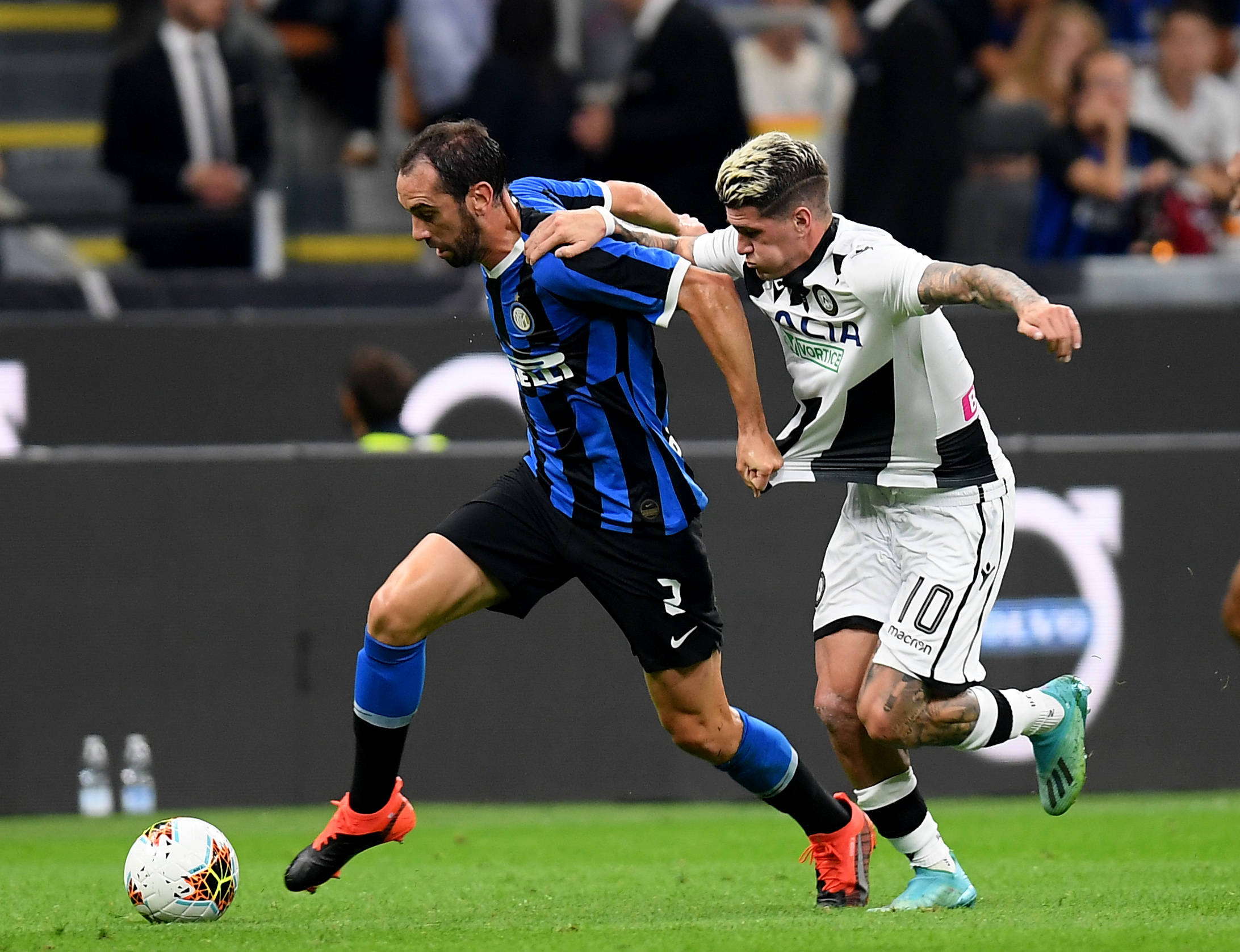 超高效率！里夫斯15投12中砍下38分8篮板（里夫斯手感炽热：15投12中砍下38分8篮板）