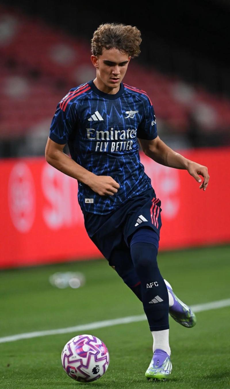 罗马因密集赛程和阵容缺人面临严峻挑战，加斯佩里尼需在压力下维持竞争力。（赛程密集又减员，罗马承压前行，加斯佩里尼力保竞争力）