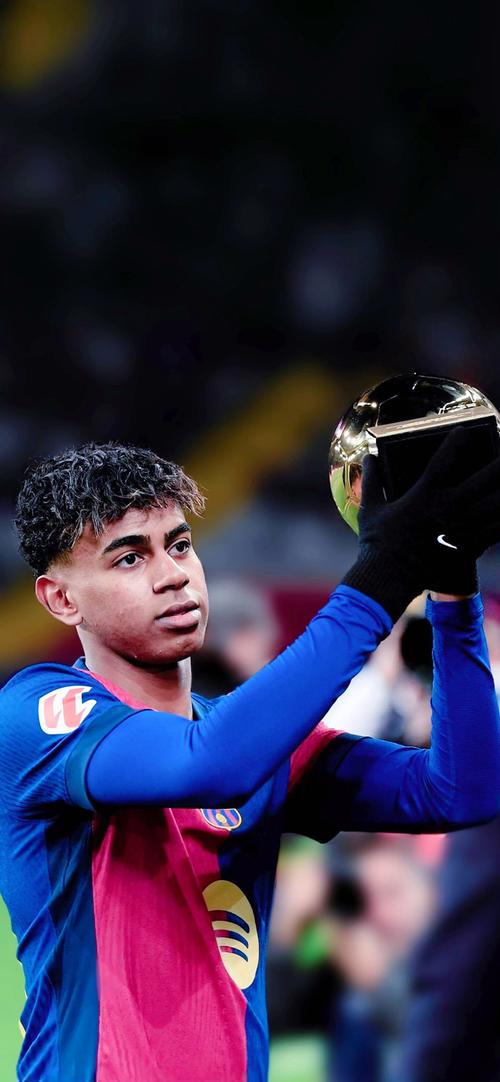 雄鹿替补席发光表现抢眼（雄鹿替补群闪耀，表现亮眼）