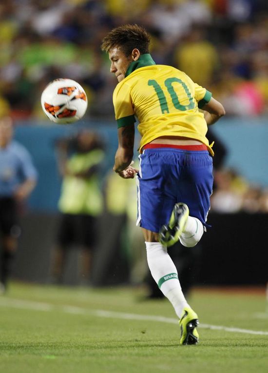 巴洛特利：现在的足球对抗更激烈，我认为自己仍能有出色表现（巴洛特利：当今足球对抗更强烈，我依然有能力踢出高水平）