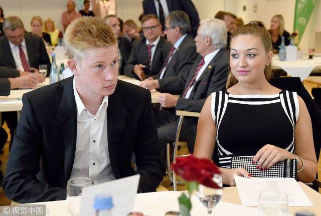 脚步不够快！首发的杨瀚森侧移被吹阻挡 4分钟不到累积2犯被换下（脚步慢半拍！首发杨瀚森侧移遭判阻挡，开场不到4分钟累积两犯被换下）